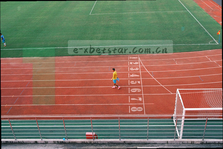 深色桌面上的记录夹、检测工具与预约单局部